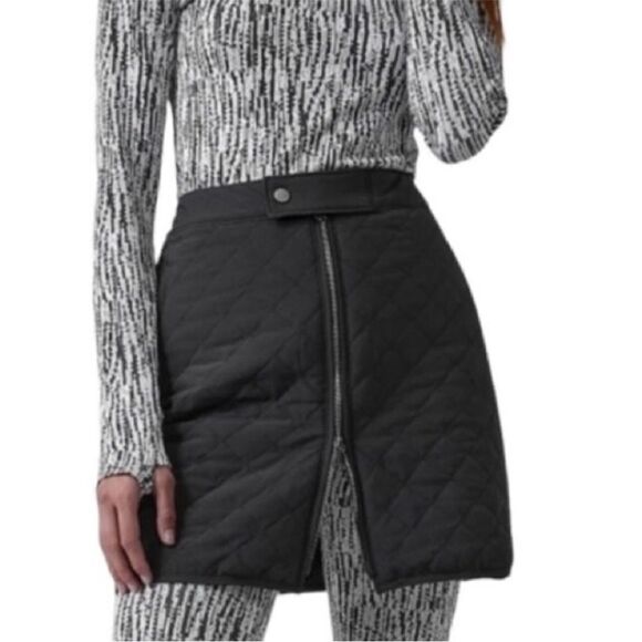 ATHLETA  Apres Ski Mini Skirt Size 8 Black Quilted Pockets Full Front Zip NEW - Picture 1 of 13